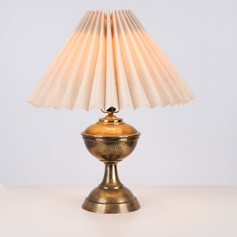 Messinglampe med Hvid Skærm fra 1930’erne