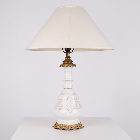 Lampe i Hvid Opalineglas med Rødt Mønster og Messingfod fra 1880’erne