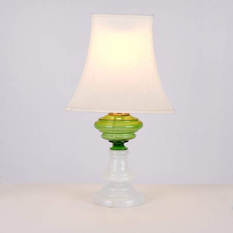 Bordlampe i Grøn og Hvid Opalineglas med Messingdetaljer fra 1880’erne