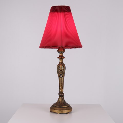 Bordlampe i Forgyldt Træ med Udskæringer og Original Rød Lampeskærm fra 1940’erne