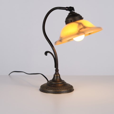 Antik Skrivebordslampe i Smedejern med Gul Frostet Glasskærm i Art Nouveau Stil