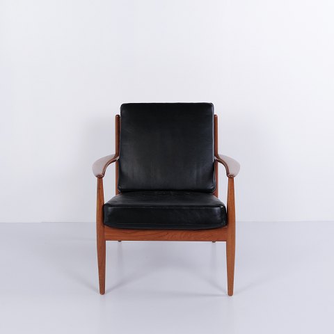 Lænestol model 118 af Grete Jalk for France & Søn i teak og sort læder fra 1960
