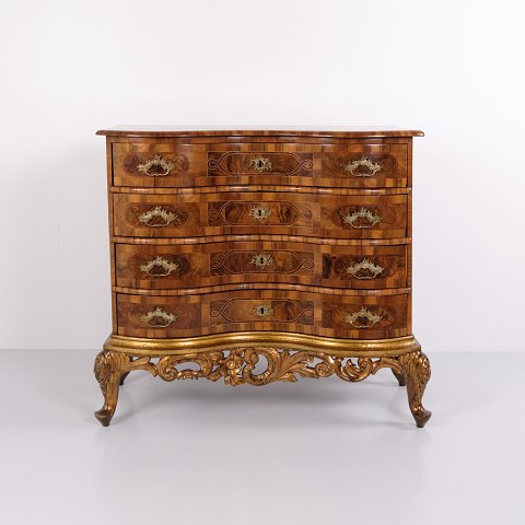 Antik barok dragkiste med 4 skuffer af poleret valnød med intarsia og messinggreb fra 1760