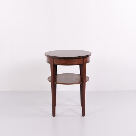 Rundt sidebord i mahogni med underliggende hylde dansk snedkermesterarbejde fra 1920’erne