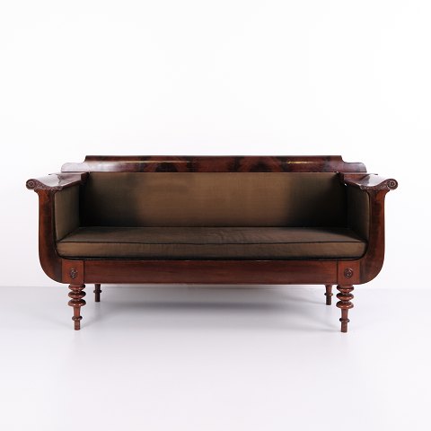 Antik Empire Sofa i Mahogni med Drejede Ben og Brun Polstring fra 1830erne