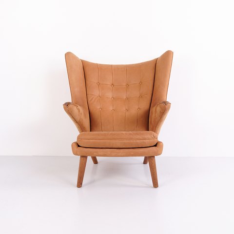 Hans J. Wegner Bamsestolen Model AP19 i Cognacfarvet Nubucklæder fra AP Stolen