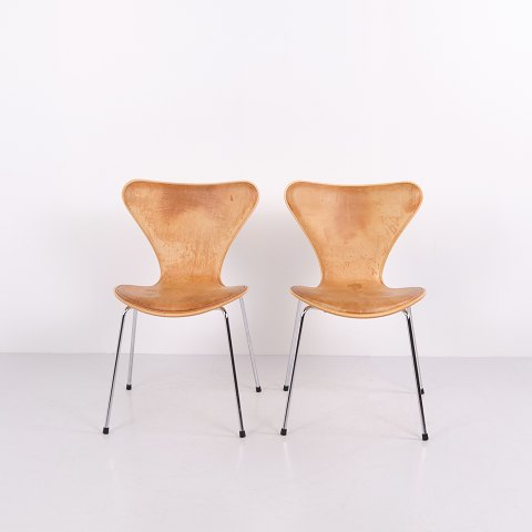 Sæt af 2 Arne Jacobsen Syver Stole Model 3107 i Ahorn og Cognac Læder fra 1996 Fritz Hansen
