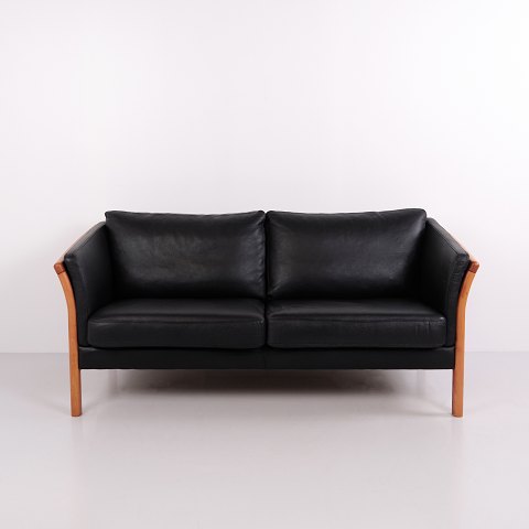 Hjort Knudsen Classic 2 Personers Tremmesofa i Sort Læder og Massivt Træ