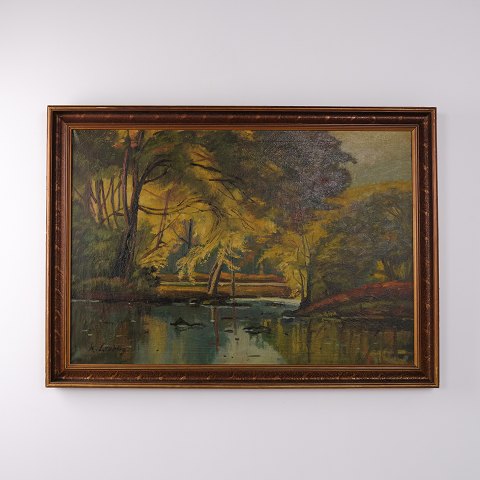 Oliemaleri med Skovlandskab, Træer og Vand i Mørk Profileret Ramme 76,5 x 107 cm