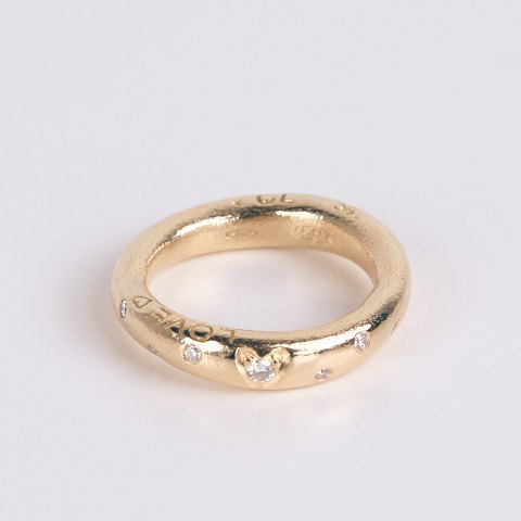 Ole Lynggaard Love ring i 18 karat guld med diamanthjerte og 6 diamanter langs ringskinnen