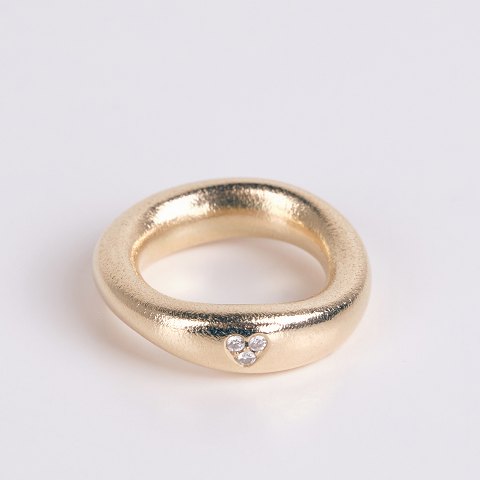 Ole Lynggaard Love ring i 14 karat guld med diamanthjerte