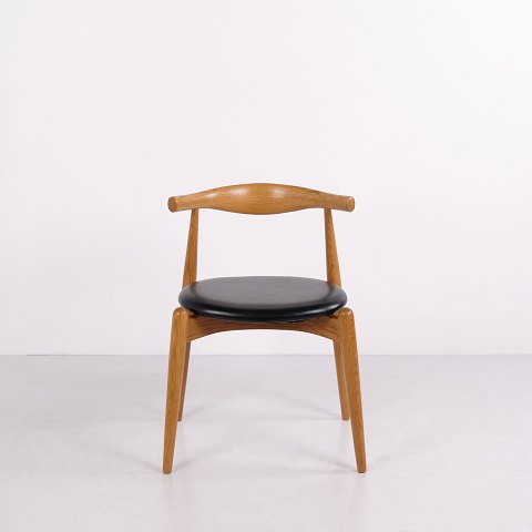 Hans J. Wegner CH20 Stol i Eg og Sort Læder for Carl Hansen & Søn