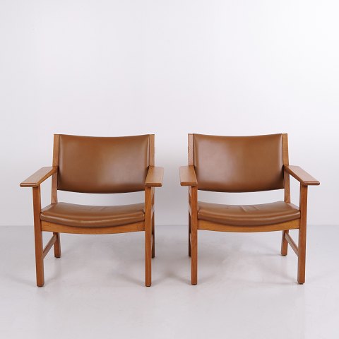Par Armstole Model 3262 i Lakeret Eg og Patineret Brunt Læder for Fredericia Stolefabrik