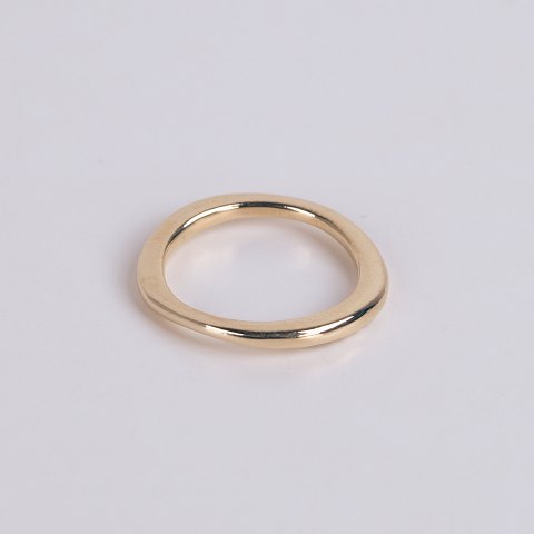 Ole Lynggaard ring udført i 14 karat guld med indgraveringen "Love"