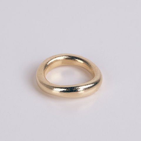 Ole Lynggaard ring udført i 14 karat guld med indgraveringen "Love"