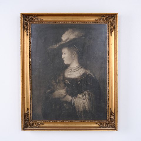 Portrættryk af Kvinde med Fjerhat i Dekorativ Guldramme 59 x 48 cm