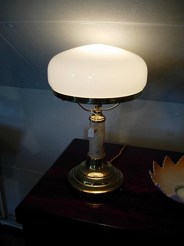 Bordlampe med hvid marmoreret stamme og messing fod. Lampen er istandsat. 5000m2 udstilling.