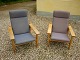 Hvile stole i egetræ med uldstof designet af  Hans Wegner fra Getama møbelfabrik 
5000 m2 udstilling