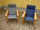 Hvile stole i egetræ med uldstof designet af  Hans Wegner fra Getama møbelfabrik