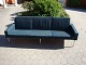 3 personers sofa tegnet af Hans Wegner, model Ap 34-3.
5000 m2 udstilling.