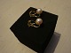 Ear clip in 14 kt with cultured pearl. Stempelt CH 585mange other models in 
stock at present 5000 m2 showroom
