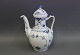 Royal Copenhagen musselmalet halv blonde kaffekande/vase nr. 518.
5000m2 udstilling.
