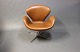 Svane stolen - Model 3320 - Arne Jacobsen - Cognac Læder - Fritz Hansen