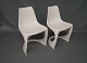 Et par hvide plastic stole, i flot design af Steen Østergaard og fremstillet hos 
Nielaus. 
5000m2 udstilling.