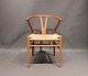 Y-stol, model CH24, jubilæumsmodel i anledning af Hans J. Wegners fødselsdag d. 
2 april, i oliebehandlet elm og naturflet.
5000m2 udstilling.