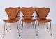 Et sæt af 6 Syver stole, model 3107, designet af Arne Jacobsen og fremstillet hos Fritz Hansen i 1967.5000m2 udstilling.