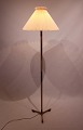 Høj standerlampe af teak og messing, af dansk design fra 1960erne.
5000m2 udstilling.