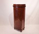 Empire pedestal cabinet of mahogany and from around the year 1810.
5000m2 showroom.