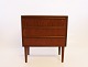 Small chest of drawers with three drawers in teak of danish design from the 
1960s.
5000m2 showroom.