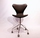 Syver kontorstol, model 3117, uden armlæn og drejefunktion i sort læder af Arne 
Jacobsen og Fritz Hansen.