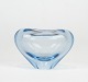 Hjerteformet glas vase, model Menuet i isblå farve af Per Lütken for Holmegaard.
5000m2 udstilling.
