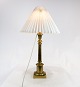 Høj bordlampe i messing fra 1920erne.
5000m2 udstilling.
