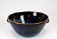 Keramik skål med mørkeblå glasur, i flot stand.
5000m2 udstilling.