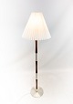 Floor lamp in rosewood and aluminum of danish design from the 1960s.
5000m2 showroom.
