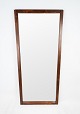 Spejl med smal ramme i palisander af dansk design fra 1960erne.
Flot stand
