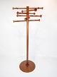Coat stand in mahogany designed by Nanna Ditzel from 1992.
5000m2 showroom.
