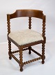 Antik stol med udskæringer af eg og polstret med lyst stof fra 1920erne.
5000m2 udstilling.