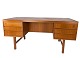 Skrivebord i teak af dansk design fra 1960erne.
5000m2 udstilling.
