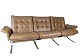 Tre personers sofa polstret med lysebrunt læder og stel i metal, af dansk design fra 1970erne.5000m2 udstilling.