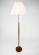 Gulvlampe i teak og messing af dansk design fra 1960erne. 
5000m2 udstilling.