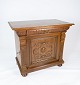 Cabinet of oak with carvings, in great antique condition from the 1920s. 
5000m2 showroom.