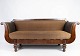 Antik sofa polstret med brunt stof of stel af mørkt træ fra 1860.
5000m2 udstilling.