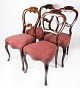 Sæt af fire spisestuestole af mahogni og polstret med rødt stof fra 1860erne.5000m2 udstilling.