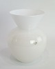 Hvid vase i glas produceret af Holmegaard fra omrking 1970