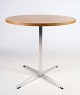 Lille spisebord / sidebord, egetræ, designet af Arne Jacobsen, 1991
Flot stand
