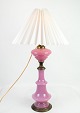Bordlampe, rosa opaline glas, messing fod, 1880
Flot stand
